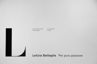 MAXXI-Letizia-Battaglia-01-Exhibition-Textile-Entrance-Intro-text