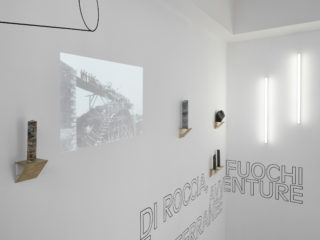 02-MAXXI-Ghella-Di-roccia-fuochi-e-avventure-sotterranee-Exhibition-Entrance-Typography-Projection