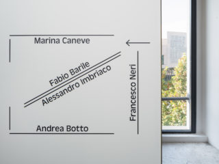 07-MAXXI-Ghella-Di-roccia-fuochi-e-avventure-sotterranee-Exhibition-Entrance-Typography-Infographics-Map